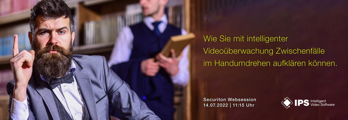 Ein Mann sitzt in einer Bibliothek und schaut mit ernstem Blick in die Kamera und zeigt mit seinem Zeigefinger nach oben. Im Hintergrund steht ein weitere Mann mit einem Buch in der Hand. Auf der rechten Seite des Bildes steht der Titel der Websession "Wie Sie mit intelligenter Videoüberwachung Zwischenfälle im Handumdrehen aufklären können". Links darunter steht die Securiton Websession und das Datum, sowie die Uhrzeit der Websession unten rechts ist das IPS-Logo zu sehen. 