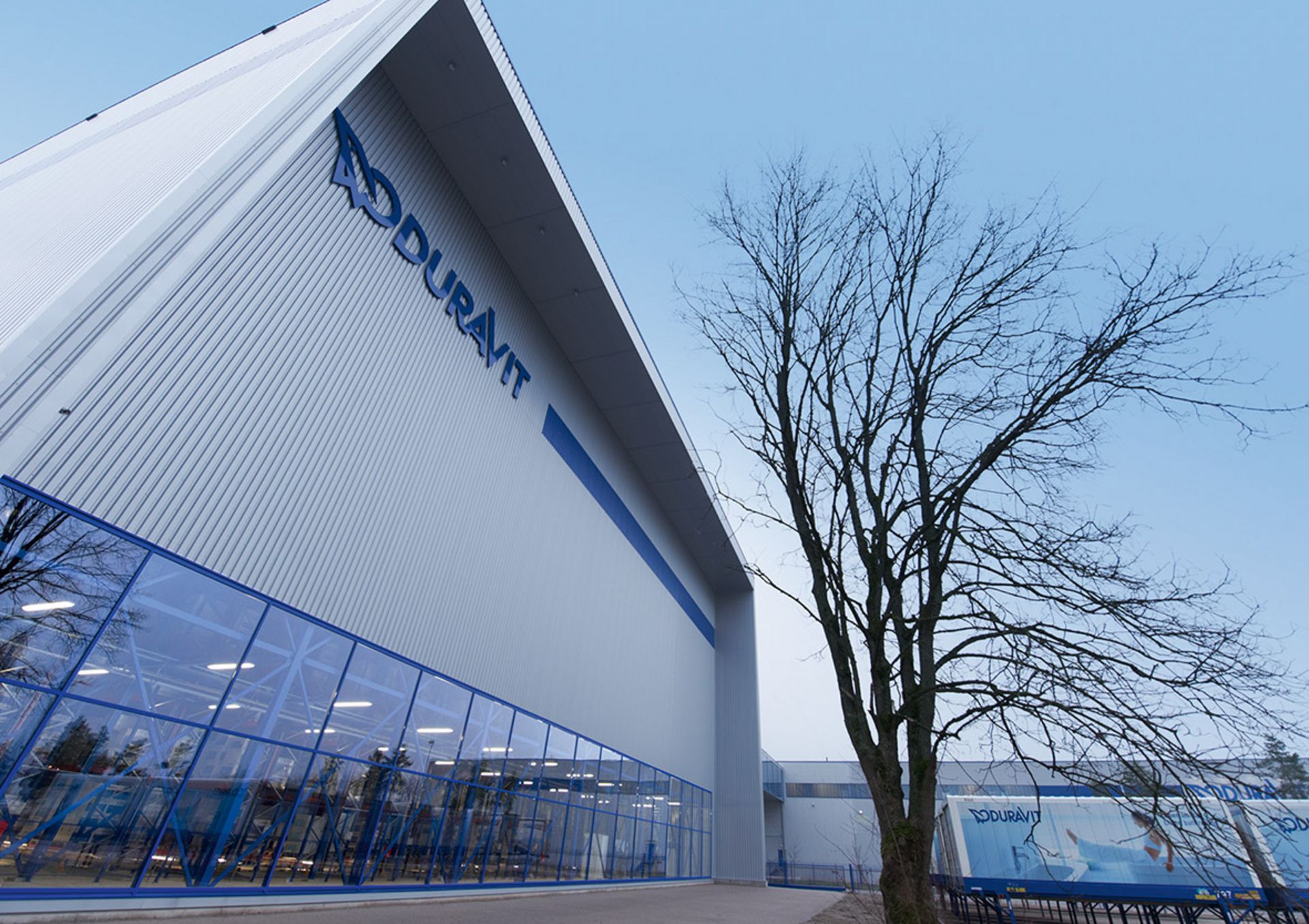 Eine Nahaufnahme des Gebäudes der DURAlog Duravit Logistik GmbH in Achern