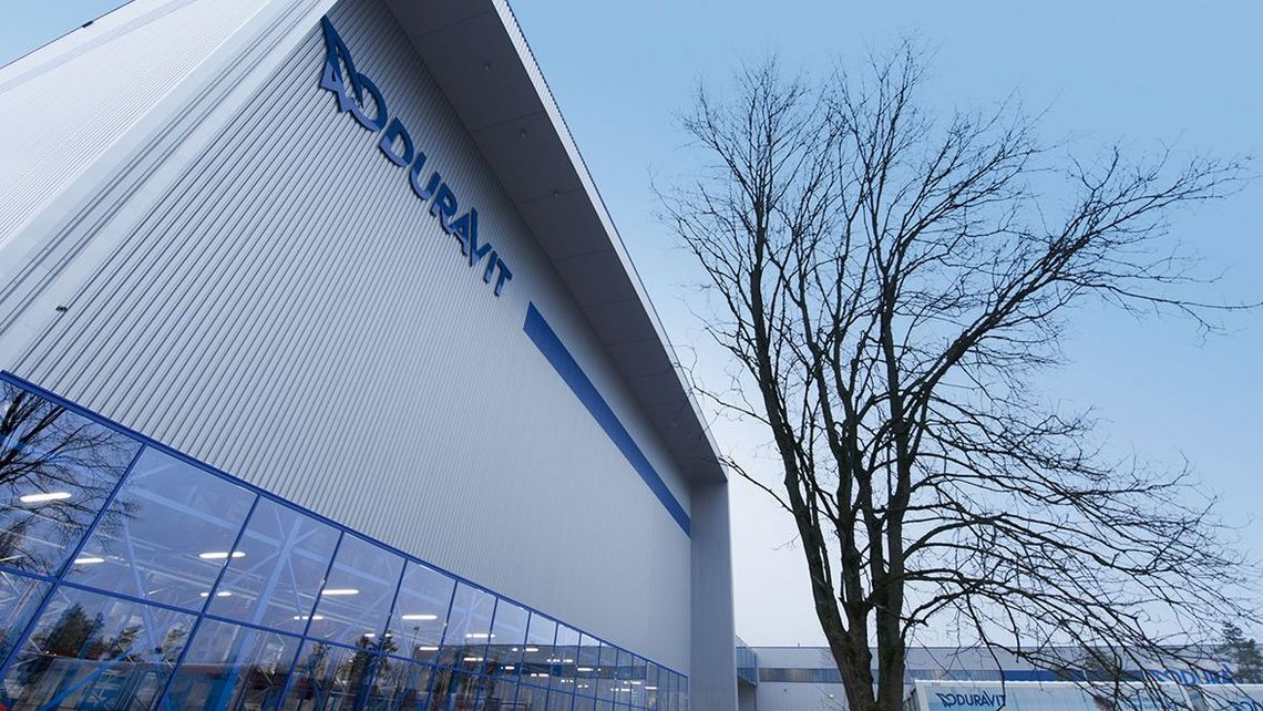 Eine Nahaufnahme des Gebäudes der DURAlog Duravit Logistik GmbH in Achern