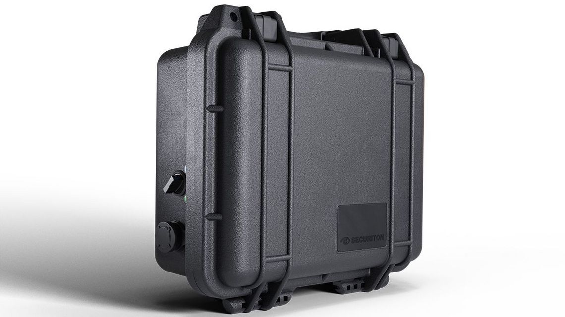 Der SecuriDrone Companion stehend.