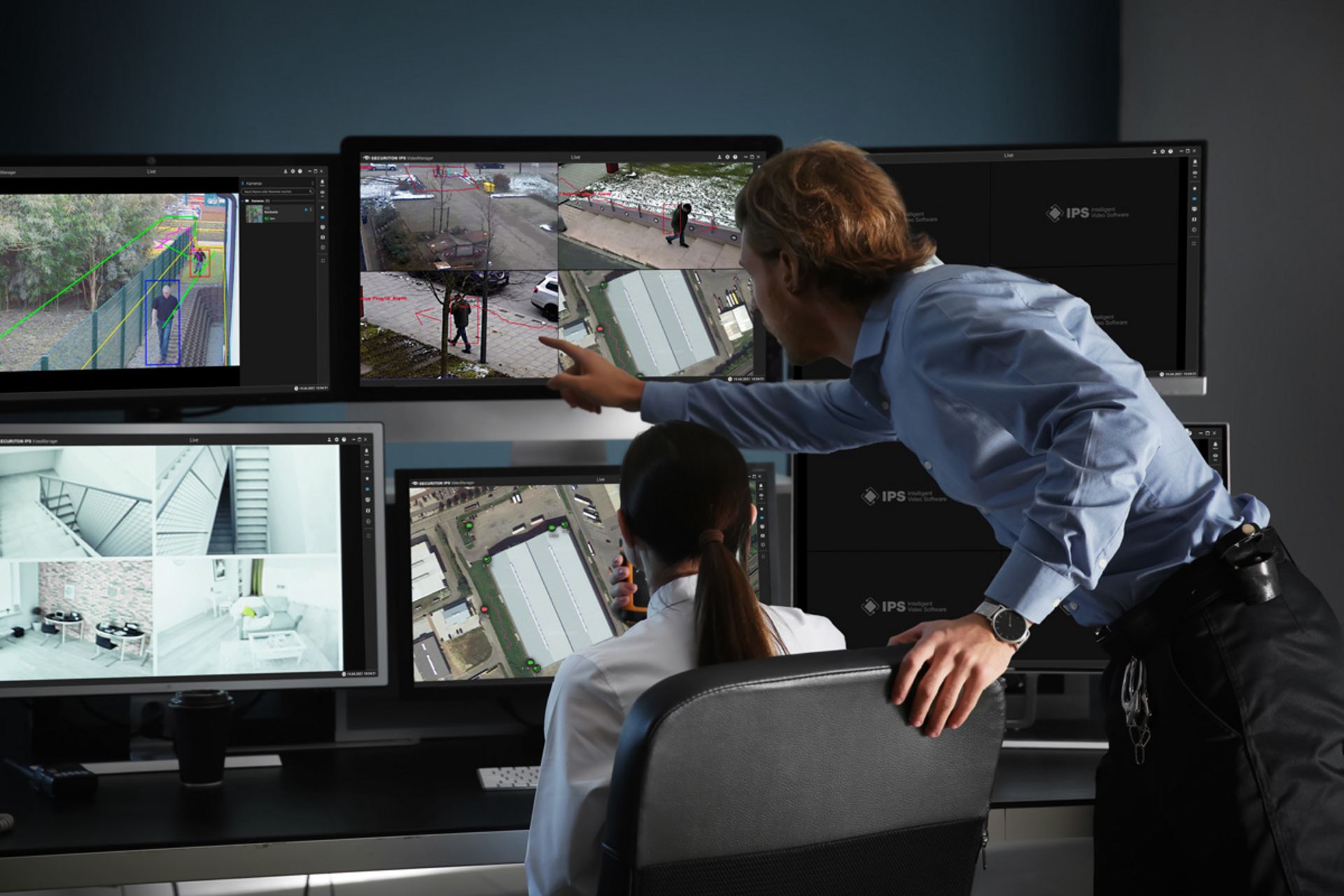 Zwei Personen sitzen vor dem IPS-Videomanager und schauen sich die Live-Bilder an.