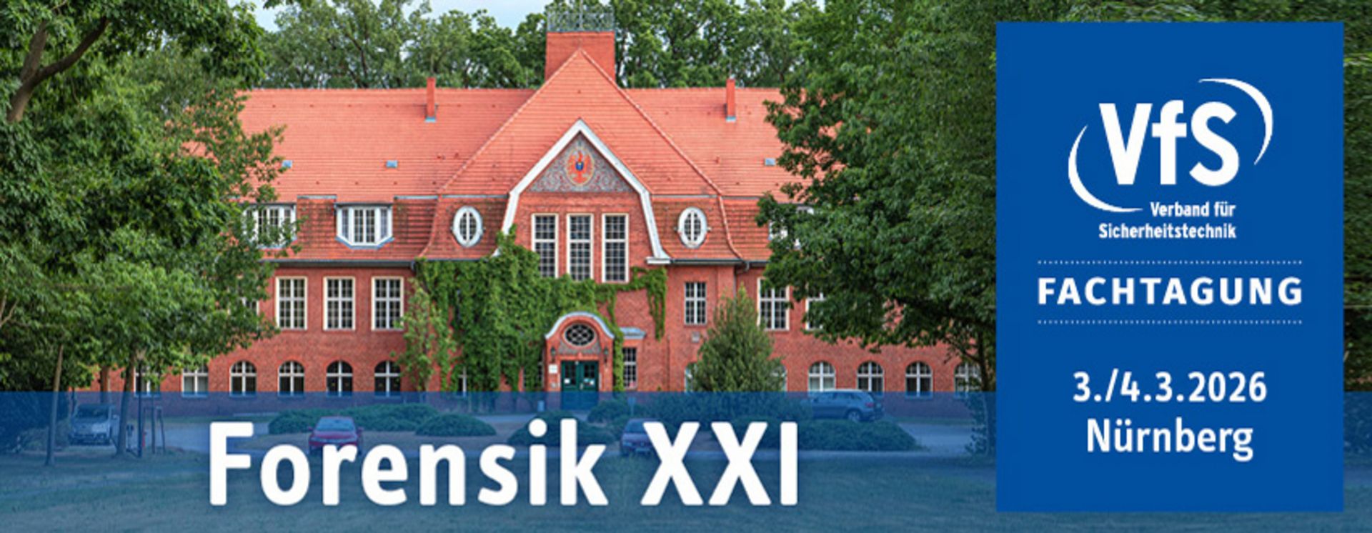 Im Hintergrund ist eine forensische Einrichtung zu sehen. Davor ist der Titel der Veranstaltung (Forensik XX) abgebildet. Rechts daneben das VfS-Logo und darunter das Datum (3. und 4. März 2026) und der Veranstaltungsort (Nürnberg).