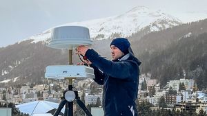 SecuriDrone Fortress wird von einem Mann montiert.