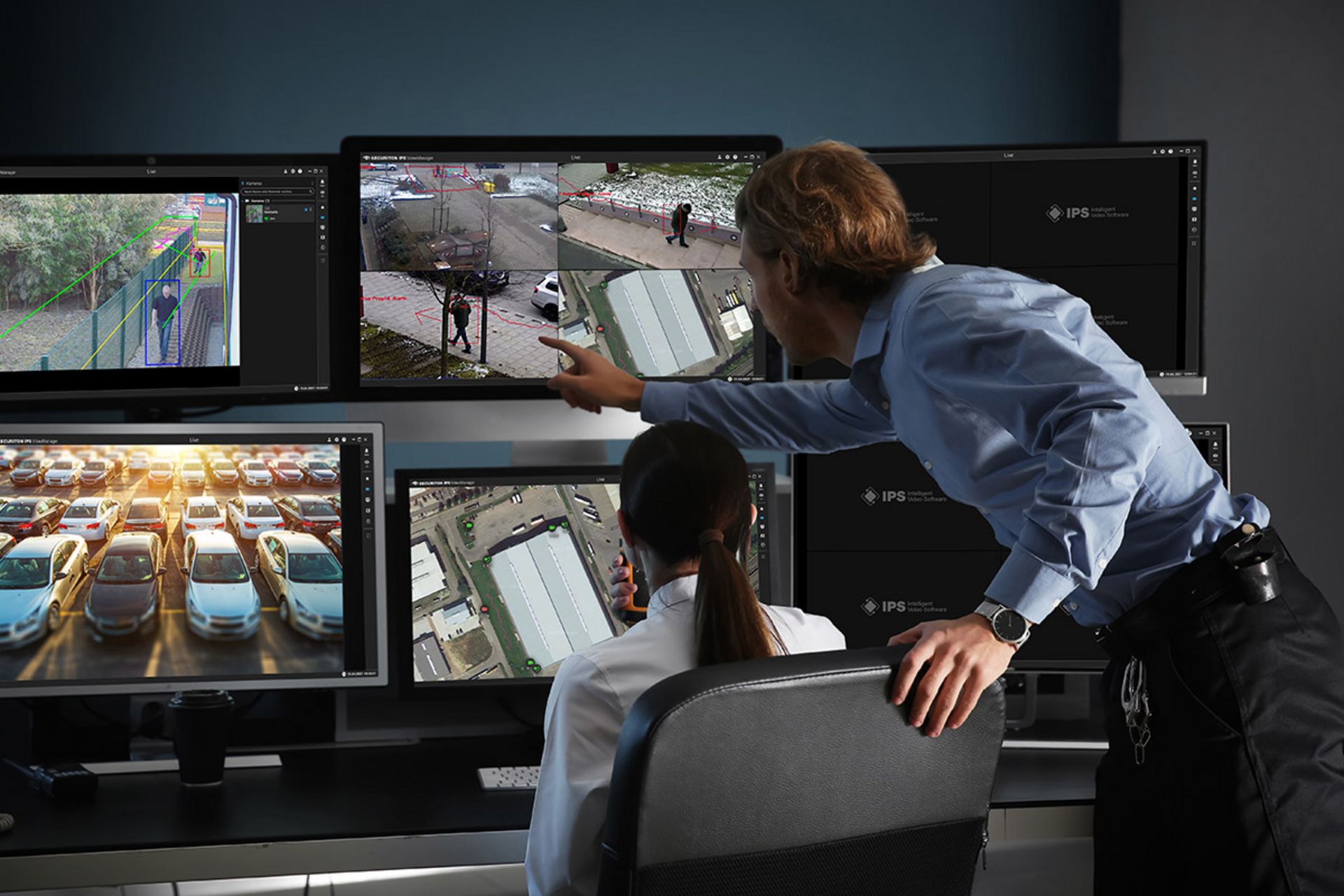 Zwei Personen sitzen vor dem IPS-Videomanager und schauen sich die Live-Bilder an.