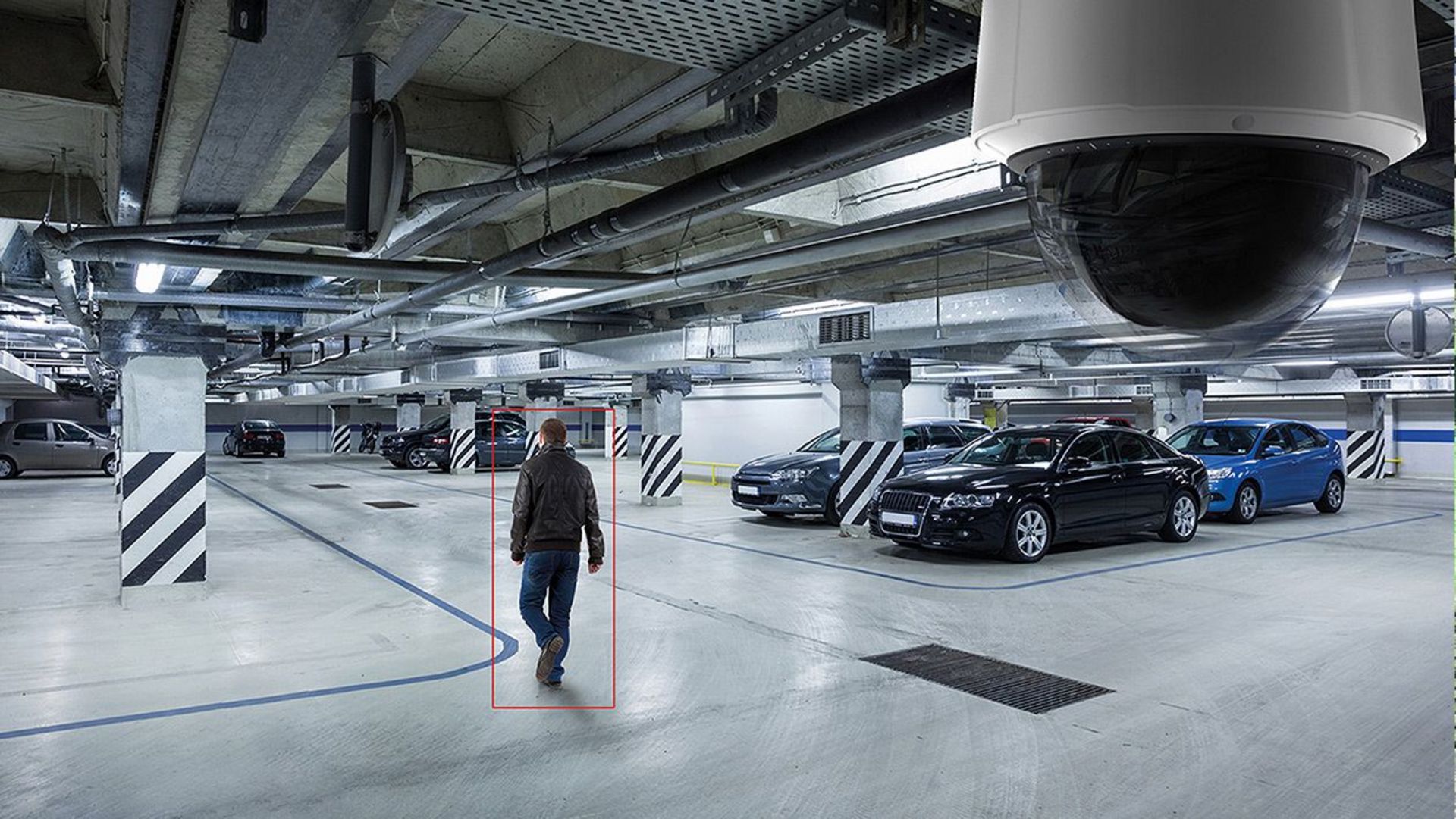 Eine Kamera detektiert eine Person in einer Tiefgarage.