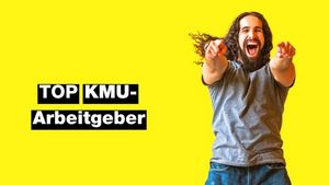 Vor einem gelben Hintergrund steht links (schwarz auf weiß) "Top KMU-Arbeitgeber" rechts daneben ist ein Mann zu sehen der mit beiden Händen in die Kamera zeigt und dabei strahlt.