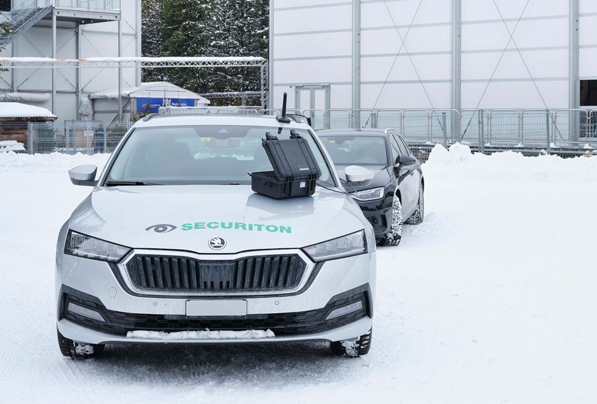 Der SecuriDrone Companion liegt geöffnet auf der Motorhaube eines Autos