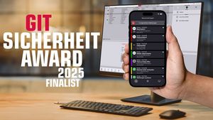Ein Handy wird vor einen Bildschirm gehalten und auf dem Handy ist die Sicherheitsmanagement-App SecuriLink MobileControle geöffnet. Links daneben ist das Logo des "GIT Sicherheit AWARD 2025 Finalist"