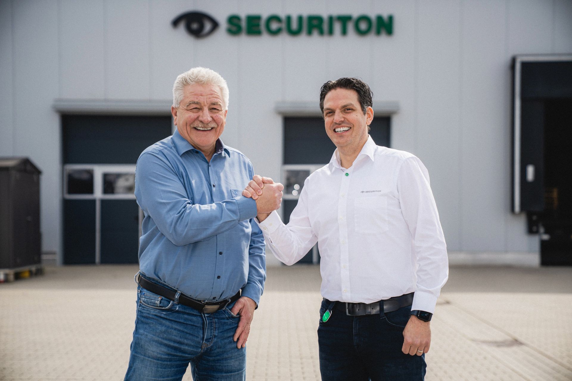 Horst Geiser und Volker Benz bei einem Handschlag vor der Securiton Zentrale in Achern.