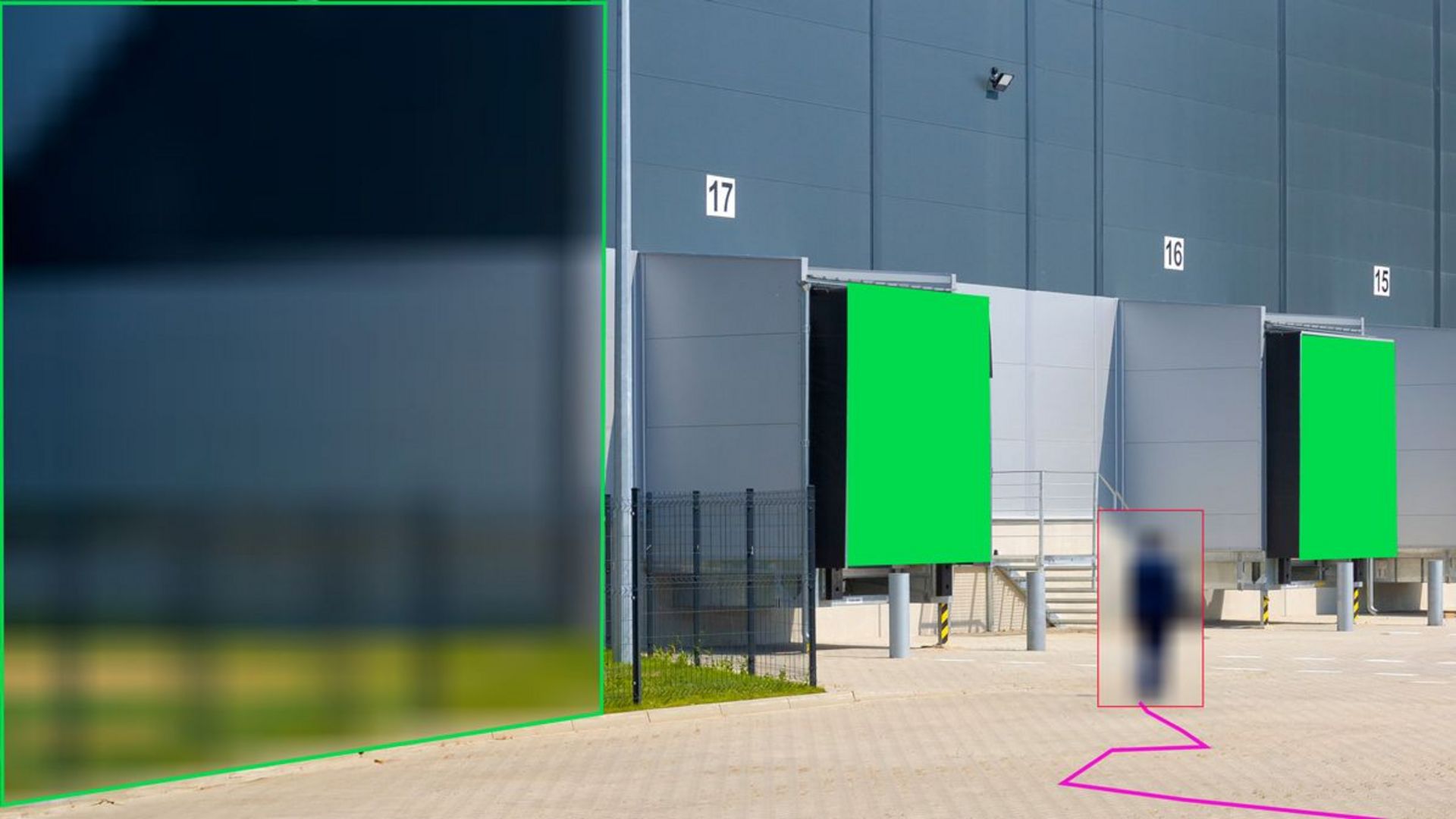Eine Person bewegt sich vor einem Gebäude. Der IPS-Videomanager macht diese unkenntlich - Privatsphärenschutz