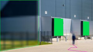 Der Privatsphärenschutz des IPS VideoManagers wird anhand einer Lagerhalle und einer davorstehenden Person demonstriert. Die Person ist verschleiert und die Tore des Gebäudes sind mit einem Rechteck maskiert.