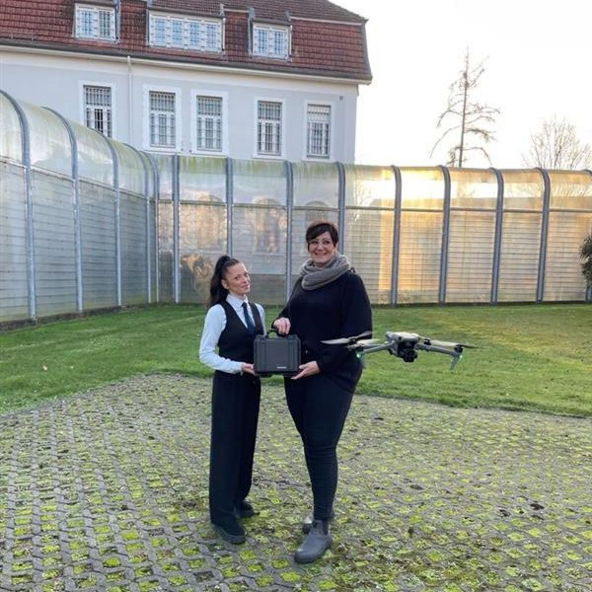 Christina Austenfeld & Jana Brinke halten in der LWL Forensik Lippstadt den SecuriDrone Companion in den Händen.