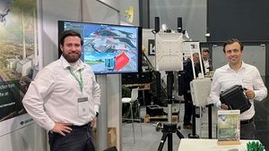 Zwei Mitarbeiter von Securiton, aus dem Bereich Sales Sicherheits-Speziallösungen, auf dem Securiton-Messestand der AIRTEC 2025 in Augsburg.