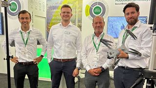 Das Team der SicherheitsExpo 2025 am Messestand. 