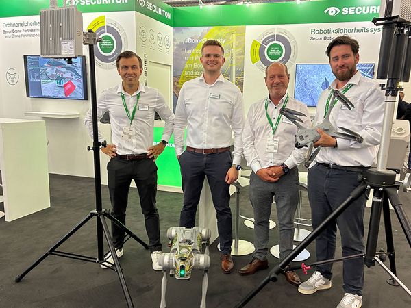 Das Team der SicherheitsExpo 2025 am Messestand. 