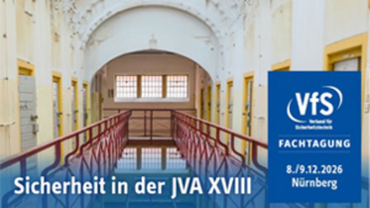Banner zur VfS-Fachtagung „Sicherheit in der JVA XVIII“ am 8./9.12.2026 in Nürnberg. Zu sehen ist der Innenbereich einer Justizvollzugsanstalt mit Zellentüren und einem Mittelgang. Rechts befindet sich ein blaues Informationsfeld mit VfS-Logo und Veranstaltungsdaten.