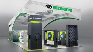 Auf dem Bild ist der Messestand von Securiton Deutschland für die Messe Security 2026 zu sehen. Vorne befinden sich viele graue Elemente, die Produkte abbilden, im Hintergrund wird viel mit den Farben weiß und grün gearbeitet.