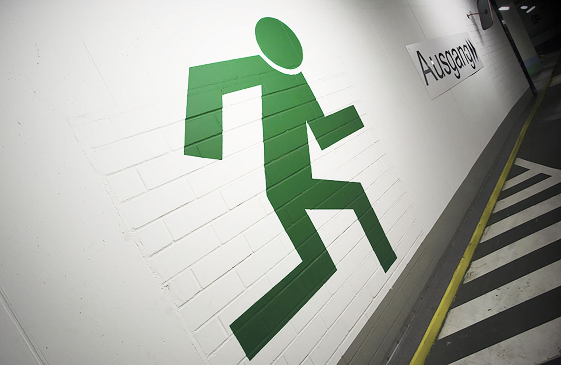Notausgang-Icon an der Wand