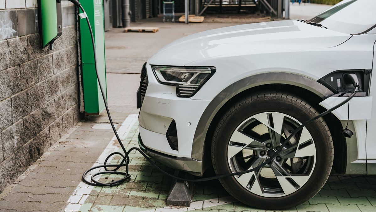 Ein E-Auto wird an einer E-Ladesäule aufgeladen. 