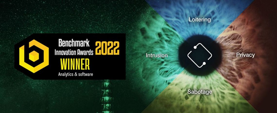 Links ist das Benchmark Winner 2022 Logo zu sehen. Rechts ist ein Kreis in vier Abschnitte aufgeteilt (oben steht Loitering, rechts Privacy, unten Sabotage und links Intrusion). Mittig befindet sich das Symbol des IPS-Logos, welches die vier Begriffe mit einander verbindet.