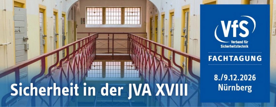 Banner zur VfS-Fachtagung „Sicherheit in der JVA XVIII“ am 8./9.12.2026 in Nürnberg. Zu sehen ist der Innenbereich einer Justizvollzugsanstalt mit Zellentüren und einem Mittelgang. Rechts befindet sich ein blaues Informationsfeld mit VfS-Logo und Veranstaltungsdaten.