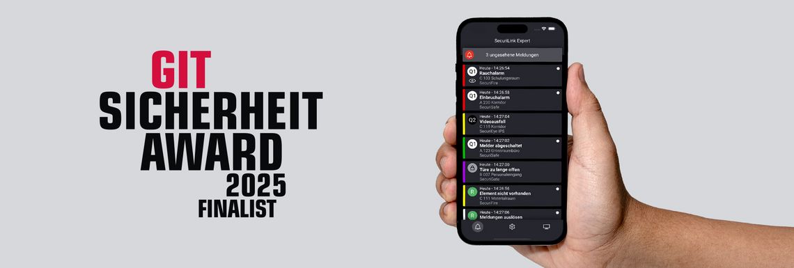 Eine Person hält ein Handy mit der geöffneten Sicherheitsmanagement-App SecuriLink MobileControle ins Bild. Links daneben ist das Logo des "GIT Sicherheit AWARD 2025 Finalist"