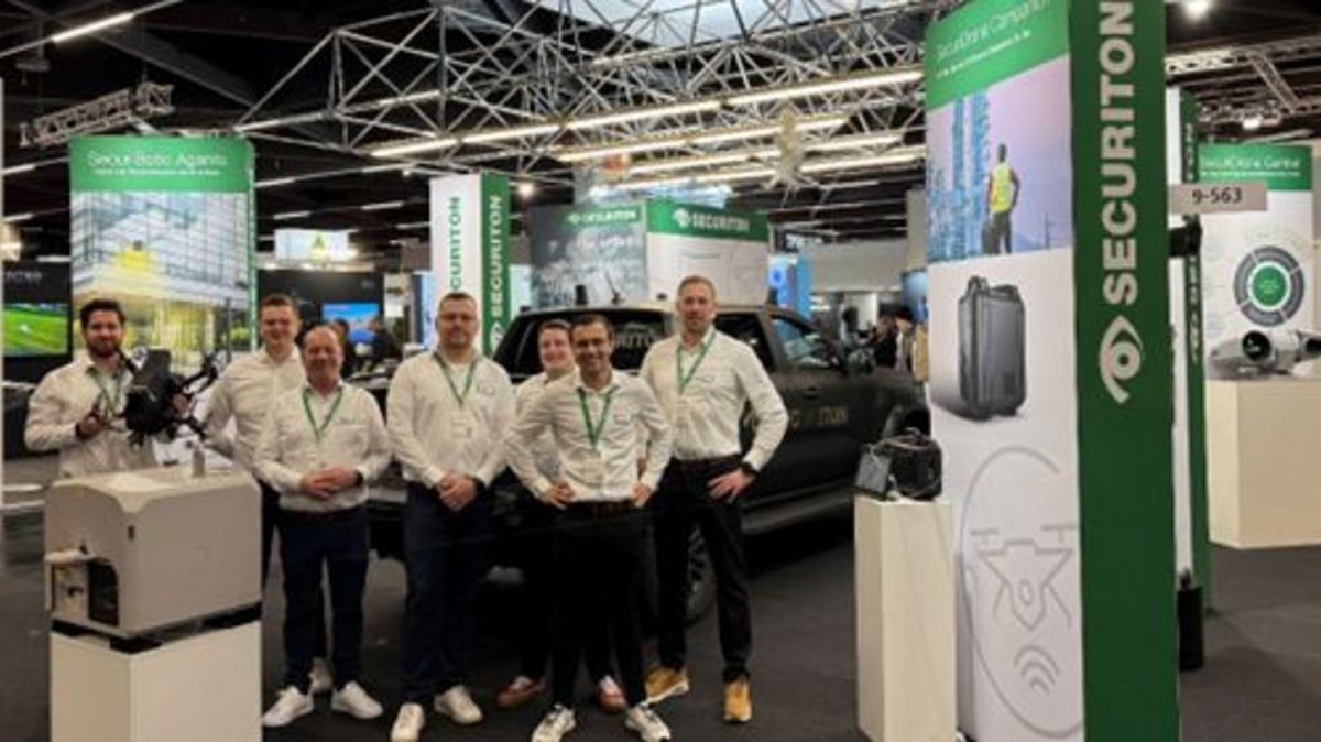 Das Team von Securiton steht vor dem eigenen Messestand auf der Enforce Tac 2026.