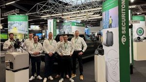 Das Team von Securiton steht vor dem eigenen Messestand auf der Enforce Tac 2026.