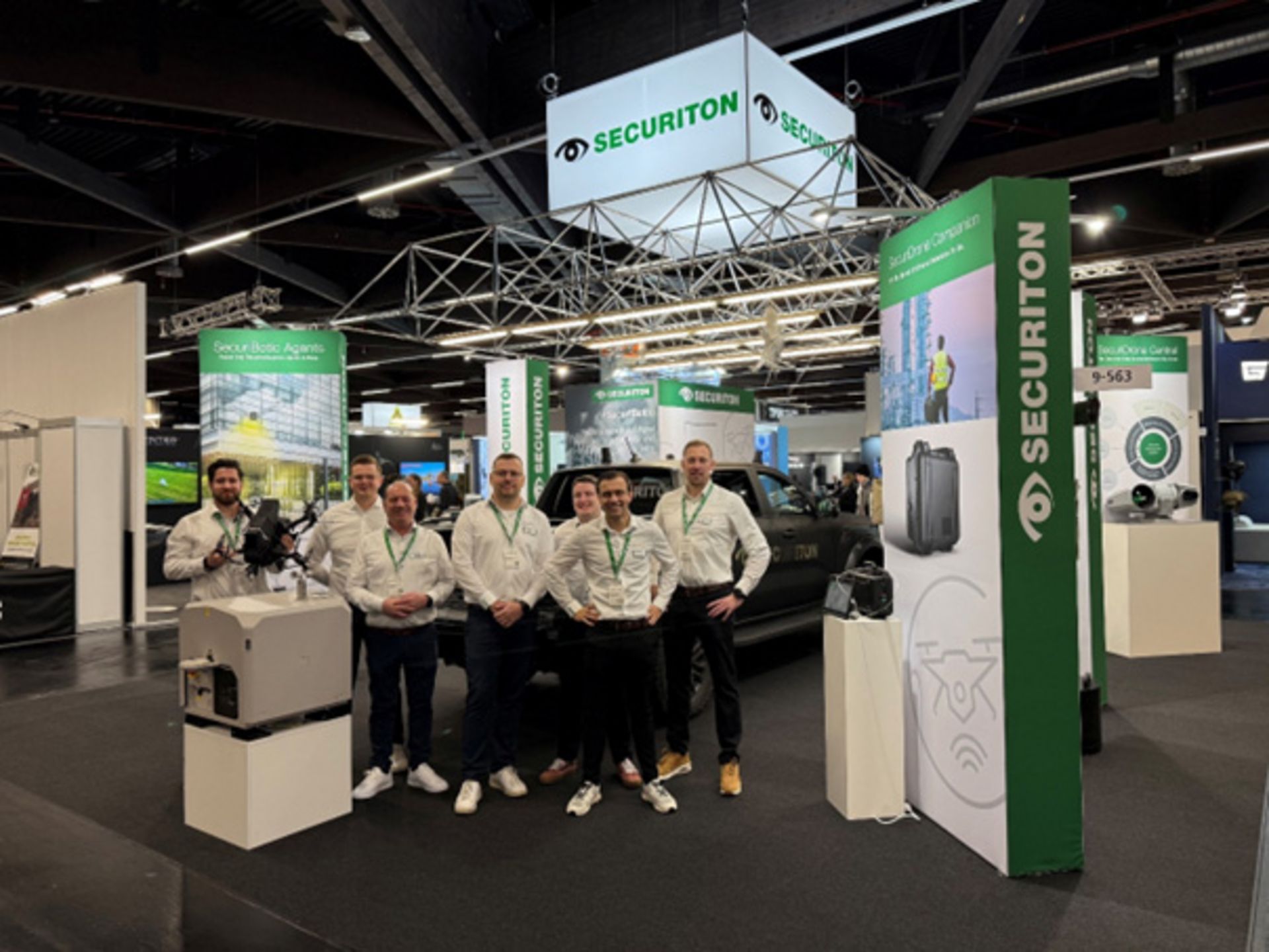 Das Team von Securiton steht vor dem eigenen Messestand auf der Enforce Tac 2026.