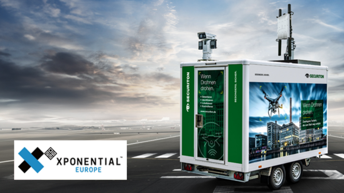 Links unten ist das Xponential Europe Logo, rechts daneben sieht man den SecuriDrone Fortress Go.