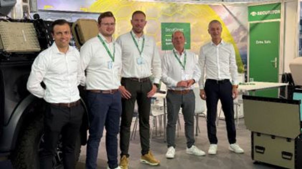 Das Securiton-Team, bestehend aus 5 Kollegen, steht auf dem Messestand auf der ILA 2026 in Berlin. 
