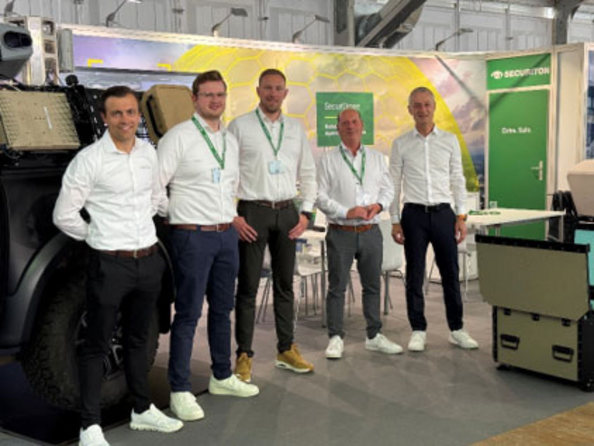 Das Securiton-Team, bestehend aus 5 Kollegen, steht auf dem Messestand auf der ILA 2026 in Berlin. 