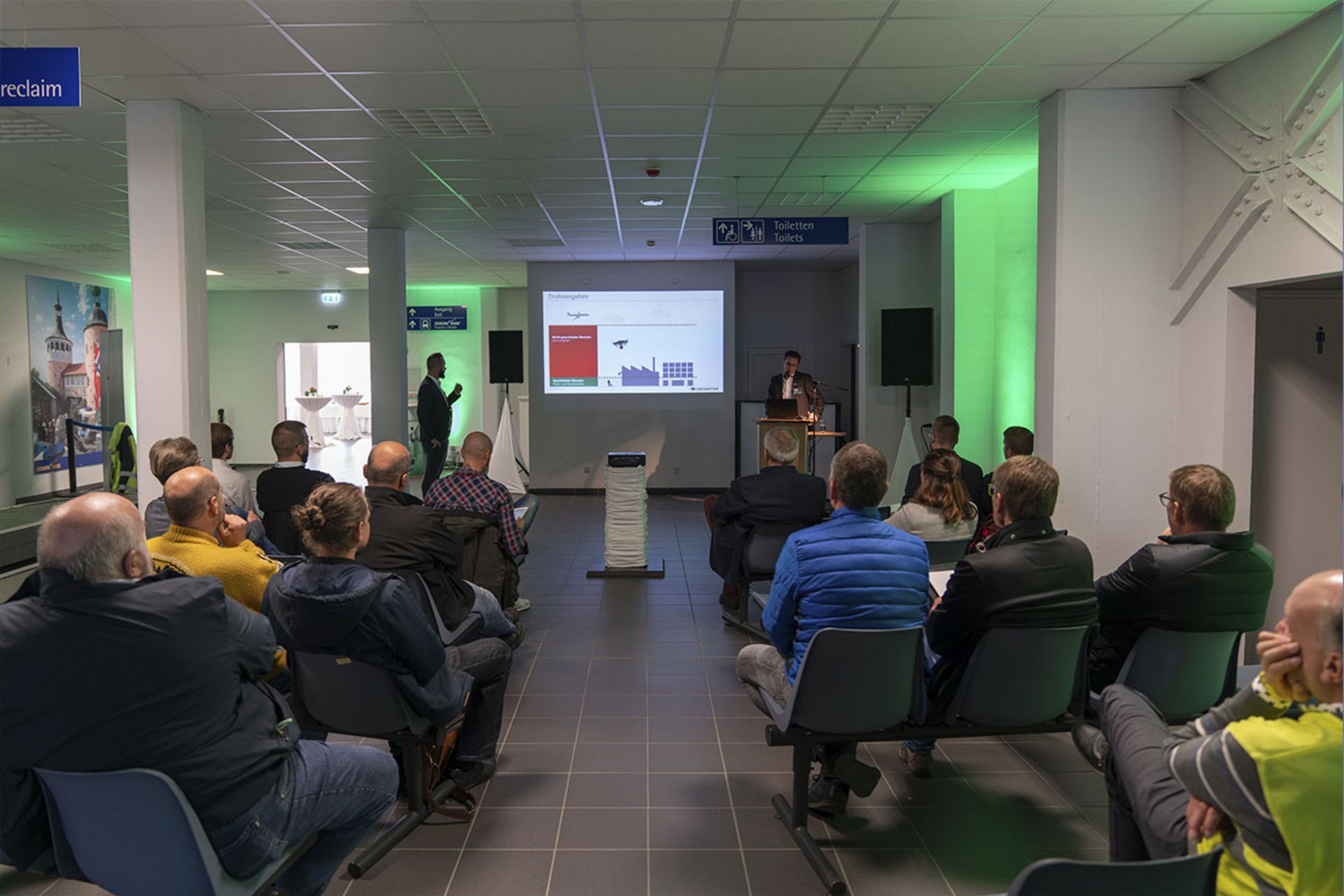 Vortrag in der Gepäckhalle des Fluplatzes in Lahr