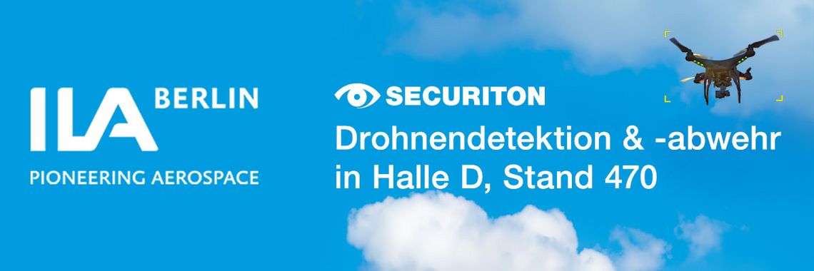 Auf einem blauen Hintergrund, der mit ein paar Wolken den Himmel symbolisiert, ist links das ILA Logo zu sehen. Rechts daneben ist das Securiton-Logo und darunter steht "Drohnendetektion und -abwehr in Halle D, Stand 470". Rechts oben ist eine Drohne zu sehen, die über kleine Ecken detektiert wird.