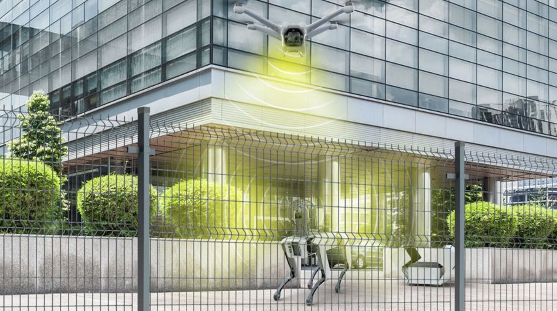 Die SecuriBotic Agents sind vor einem Gebäude.