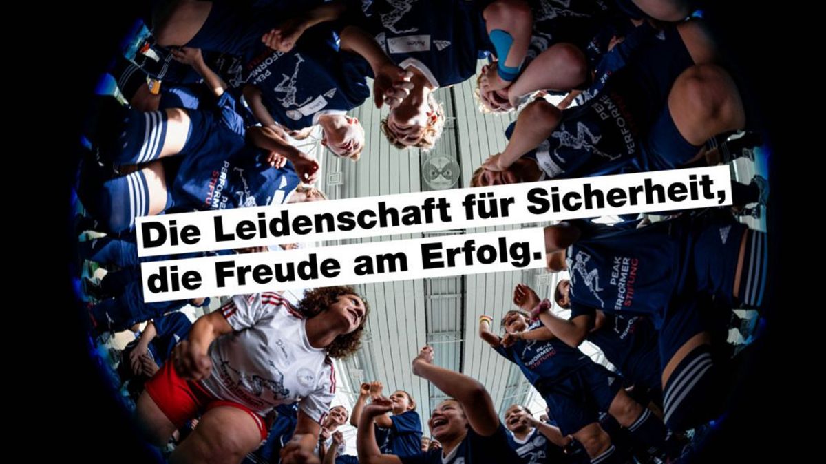 Kids Camp alle in einem Kreis mit Leidenschafts-Slogan