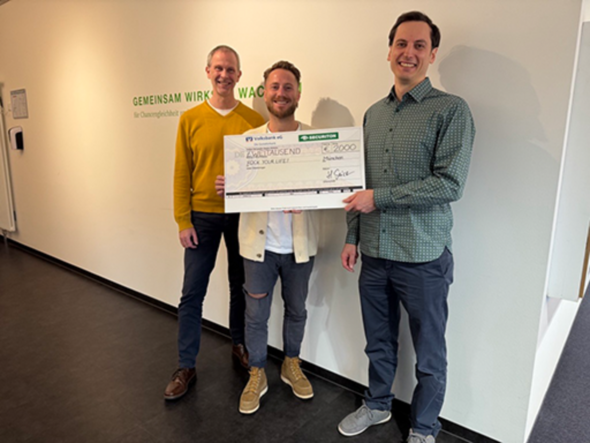 Spendenübergabe bei der Stiftung Rock your Life!