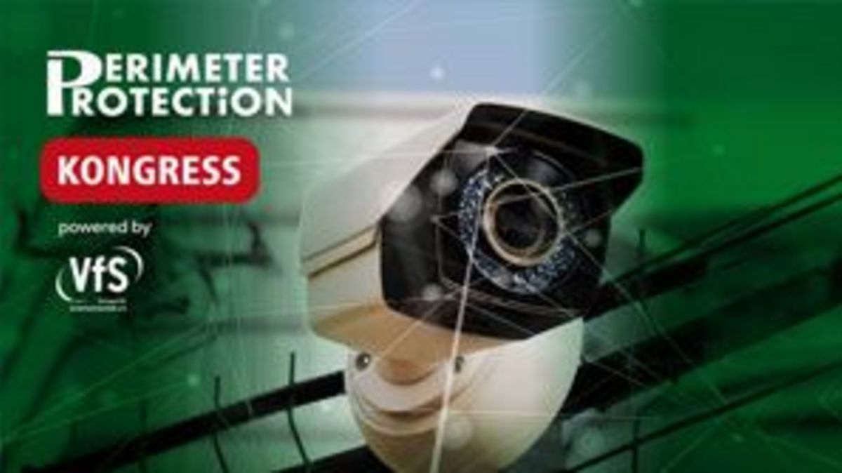Das Logo des Perimeter Protection Kongresses. Rechts daneben ist eine Kamera zu sehen, dahinter ein Zaun.