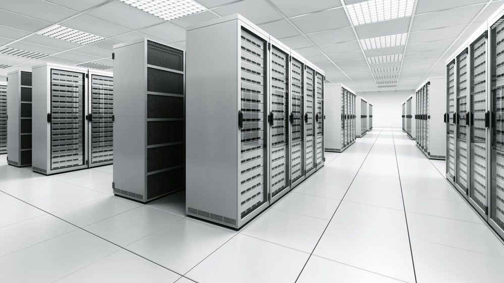 Modernes Rechenzentrum mit mehreren Serverracks in einem hellen Serverraum.