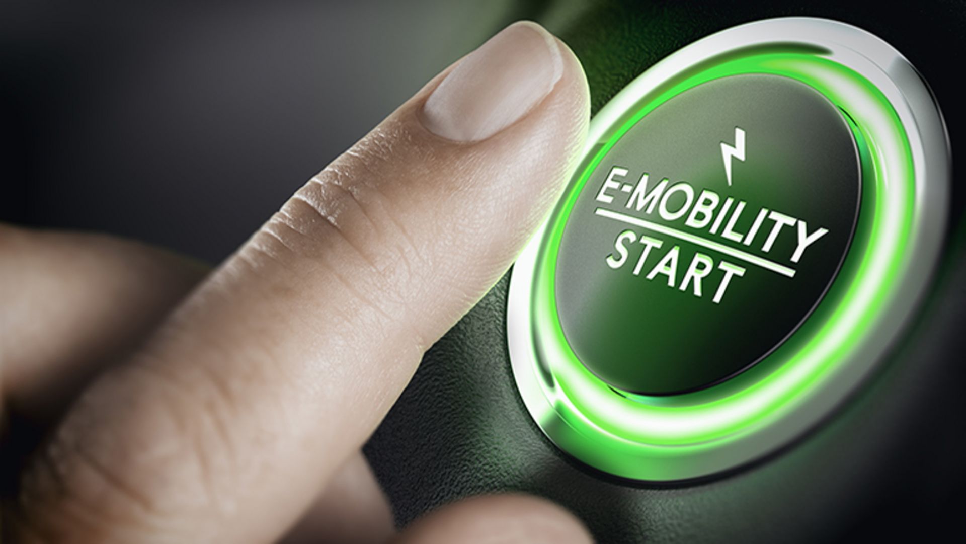 Ein Finger klickt auf einen Startknopf, auf dem ein Blitz abgebildet ist und "E-Mobility Start" steht.
