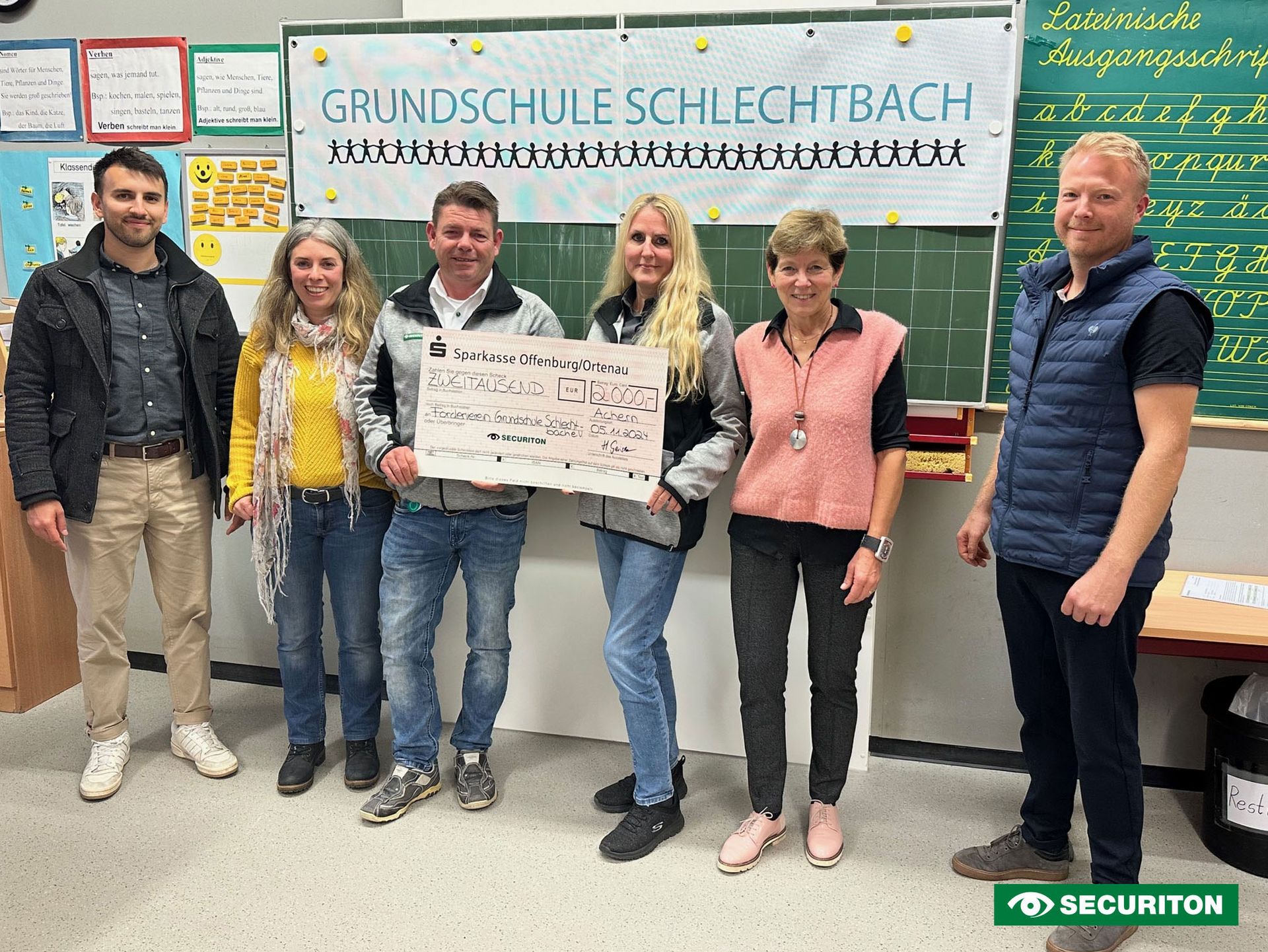 Die Übergabe des Spendenschecks in einem Klassenzimmer der Grundschule Schlechtbach.