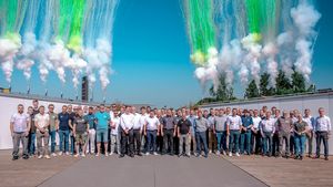 Ein Gruppenfoto von allen teilnehmenden Personen der ASD-Vorpremiere. Über den Personen ist grüner Rauch zu sehen, der in den Himmel steigt.