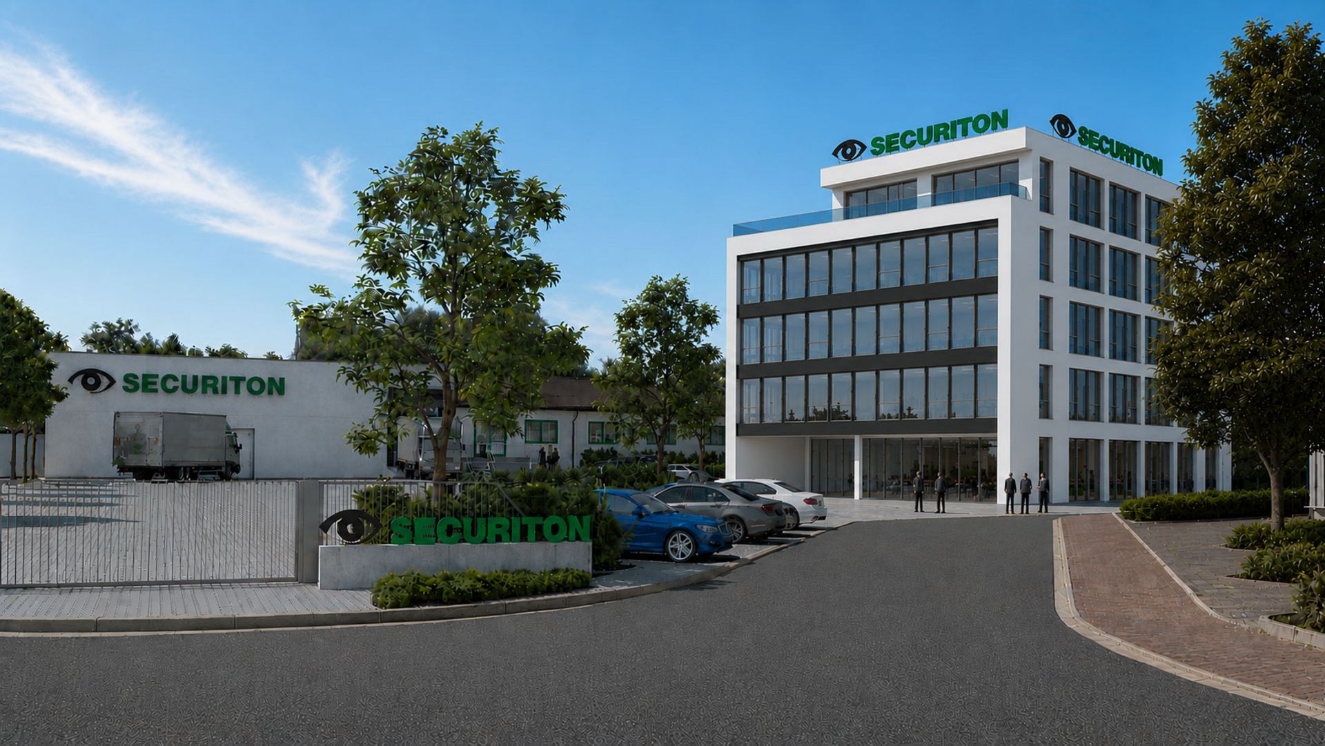 Computererstellte Visualisierung eines modernen Securiton-Standorts. Rechts steht ein fünfstöckiges Bürogebäude mit weißer Fassade, großen Fensterflächen und Securiton-Logos auf dem Dach. Vor dem Gebäude befinden sich ein Parkplatz mit mehreren Fahrzeugen, eine Zufahrt und einige Personen im Eingangsbereich. Links ist ein weiteres Betriebsgebäude mit Securiton-Schriftzug zu sehen. Das Gelände ist von Bäumen, Grünflächen und einem Eingangszaun umgeben. Über der Anlage spannt sich ein klarer blauer Himmel mit wenigen Wolken.