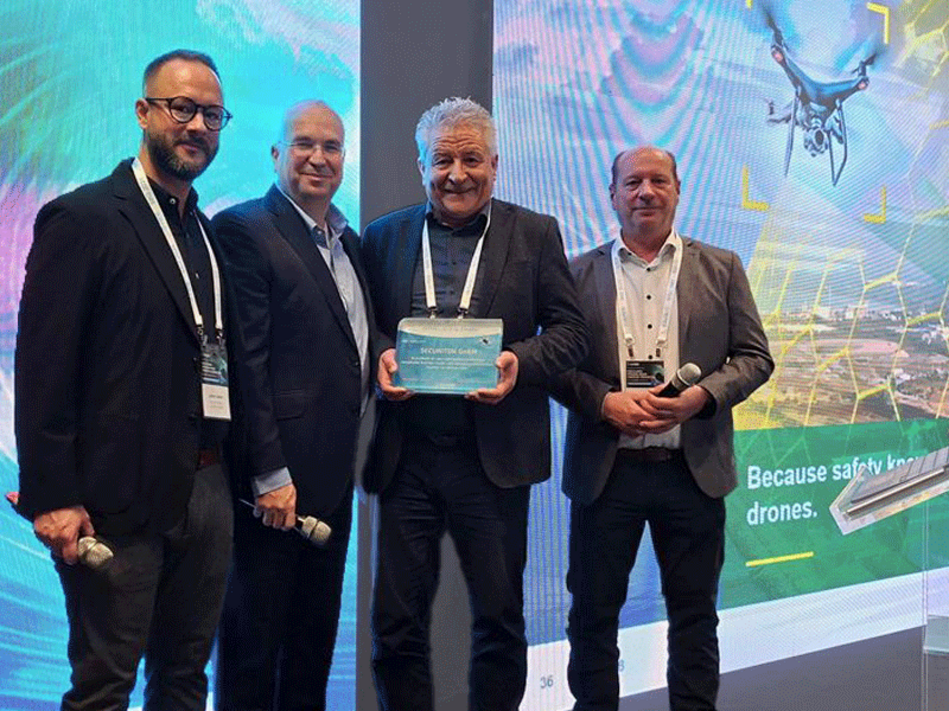 Jochen Geiser, Gerd Kupferer und Horst Geiser empfangen den Appreciation Award für Kontinuität und gemeinsamen Erfolg.