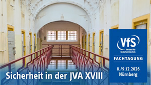 Banner zur VfS-Fachtagung „Sicherheit in der JVA XVIII“ am 8./9.12.2026 in Nürnberg. Zu sehen ist der Innenbereich einer Justizvollzugsanstalt mit Zellentüren und einem Mittelgang. Rechts befindet sich ein blaues Informationsfeld mit VfS-Logo und Veranstaltungsdaten.