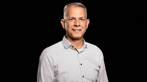 Ein Portraitbild von Nils Vorholt, Niederlassungsleiter Berlin. 